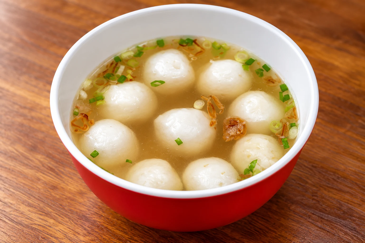 红白碗里的手工鱼丸清汤特写